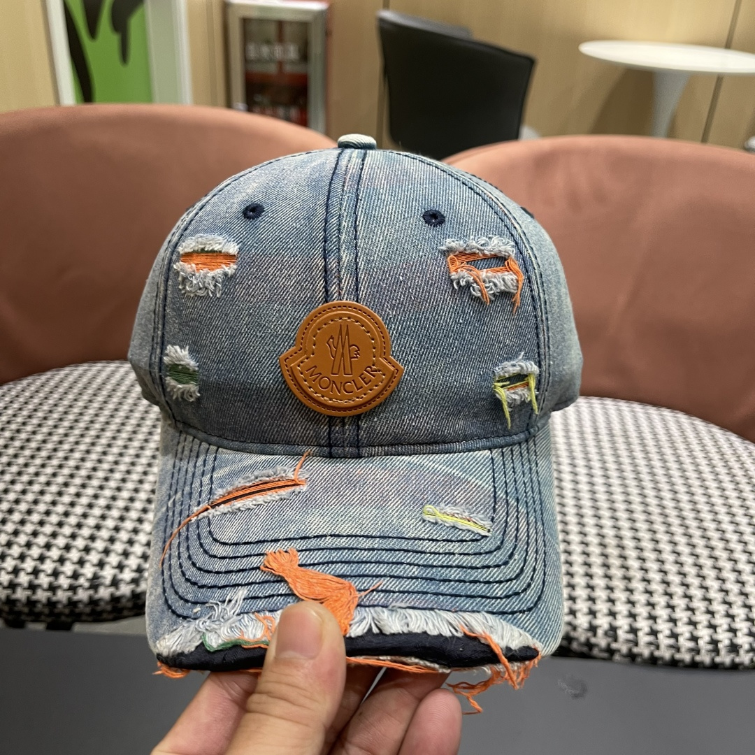 Moncler hat