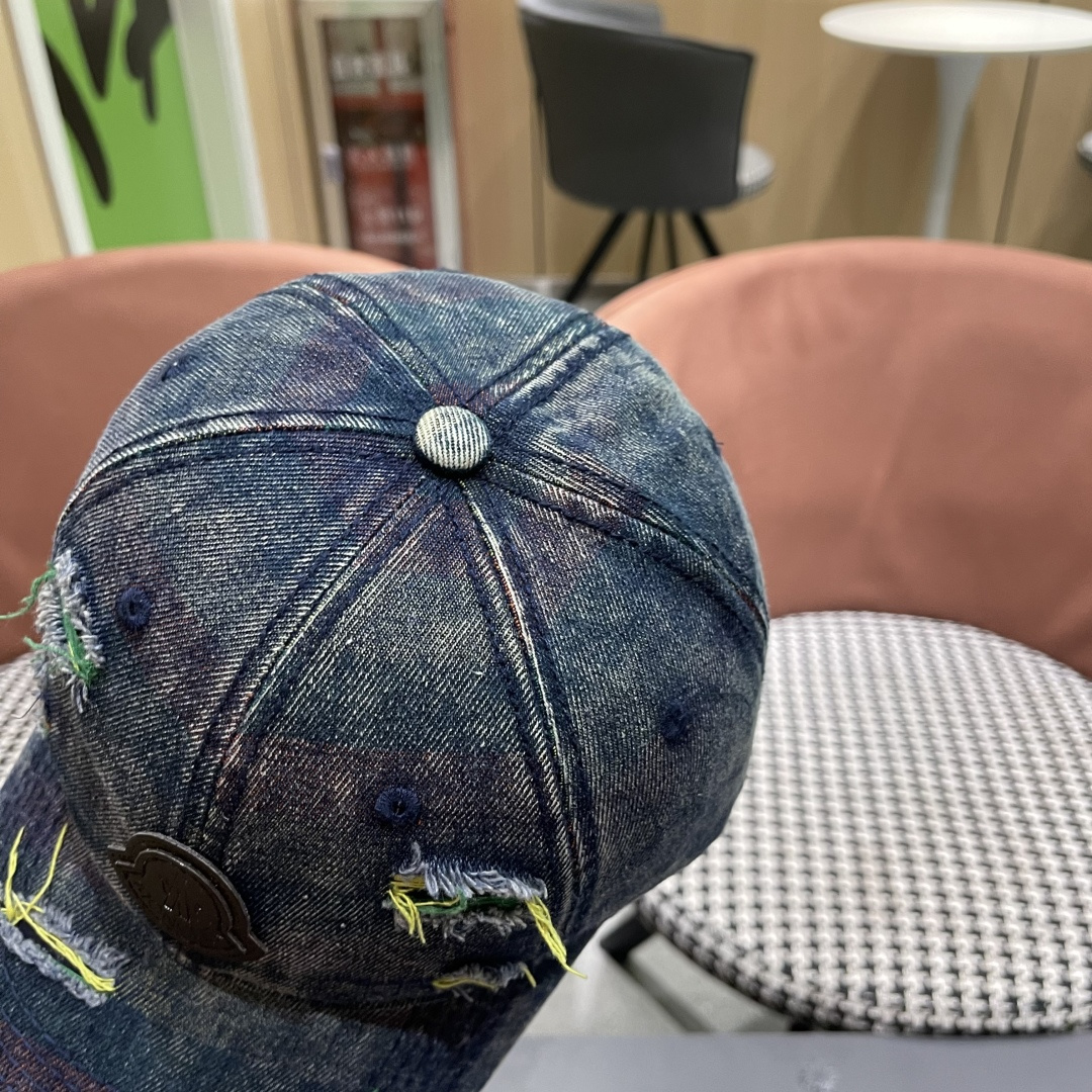 Moncler hat