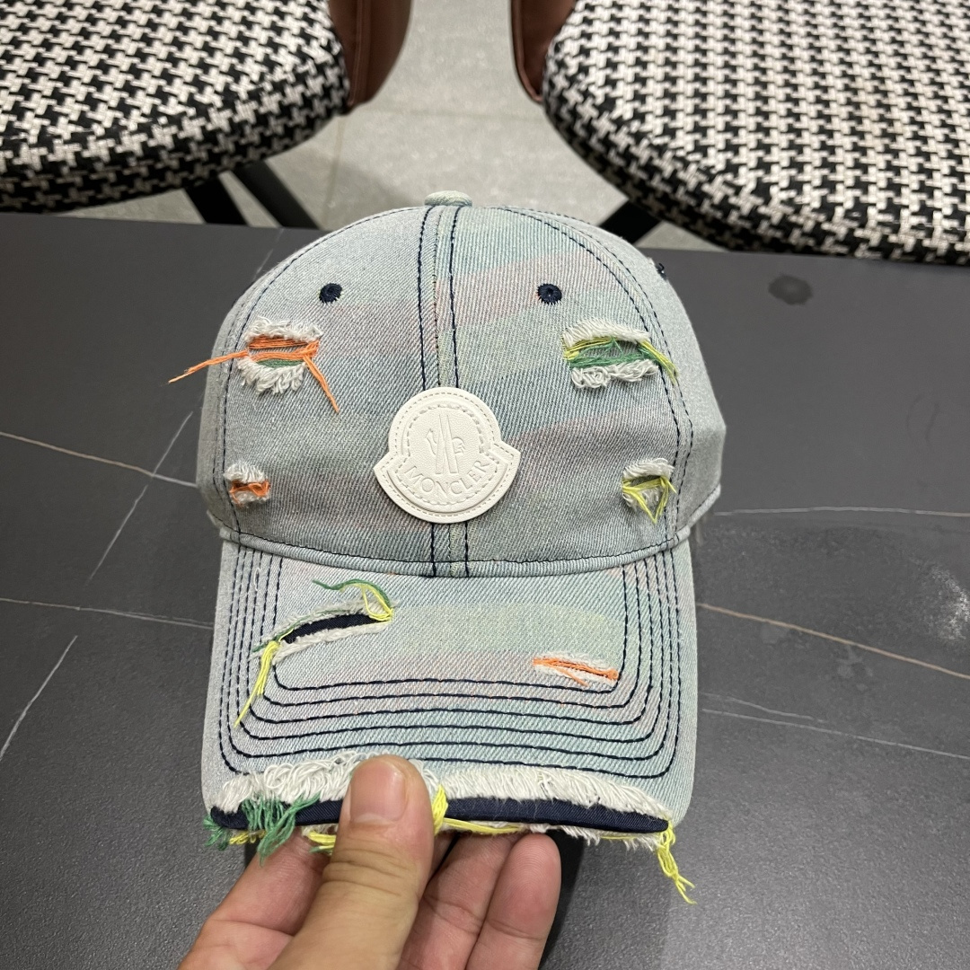 Moncler hat