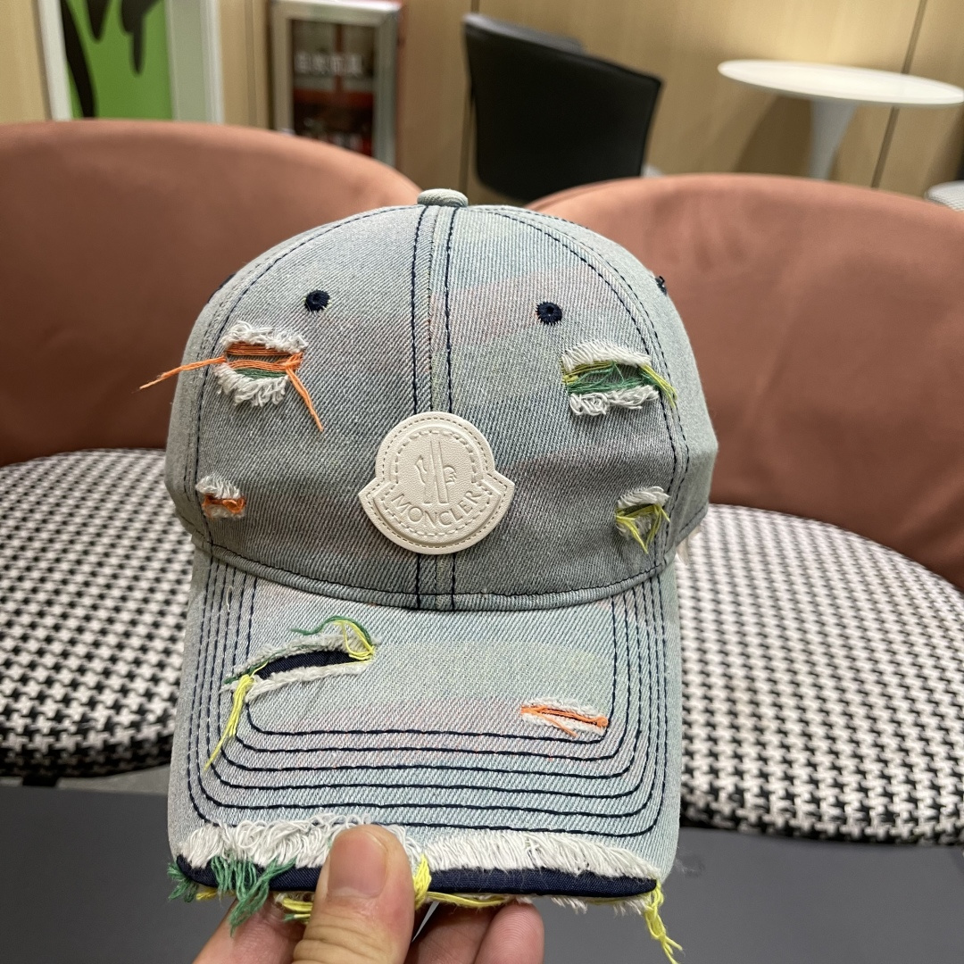 Moncler hat