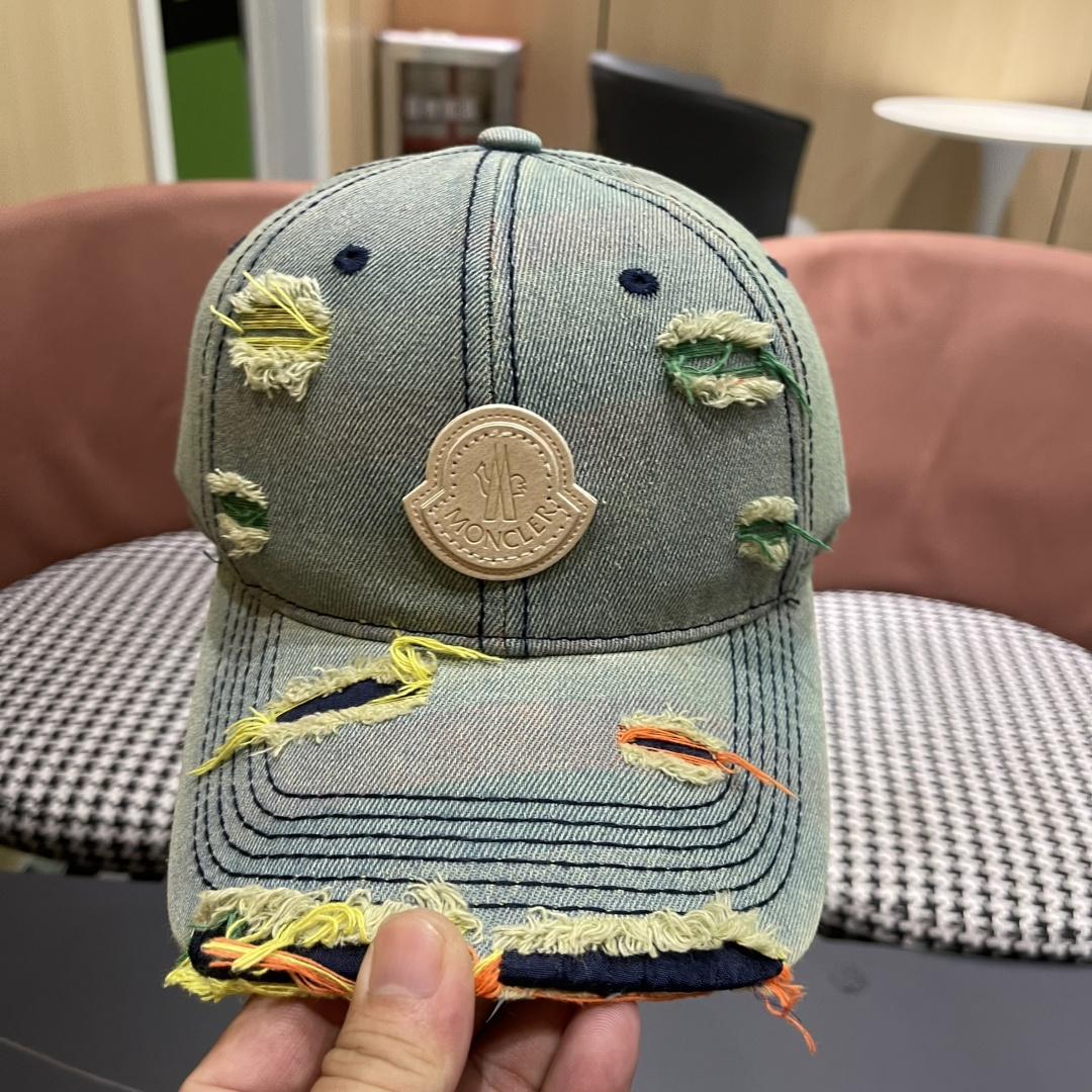Moncler hat