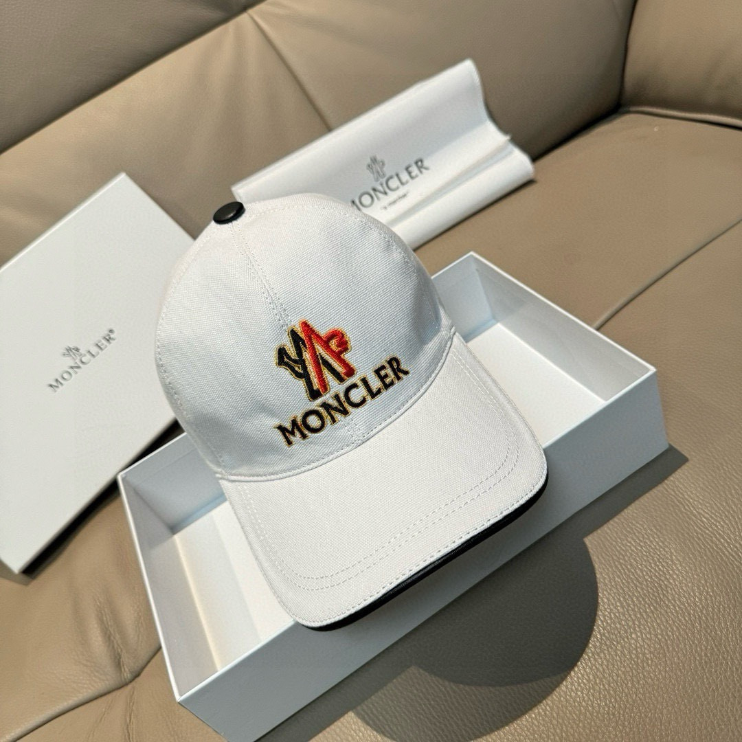 Moncler hat