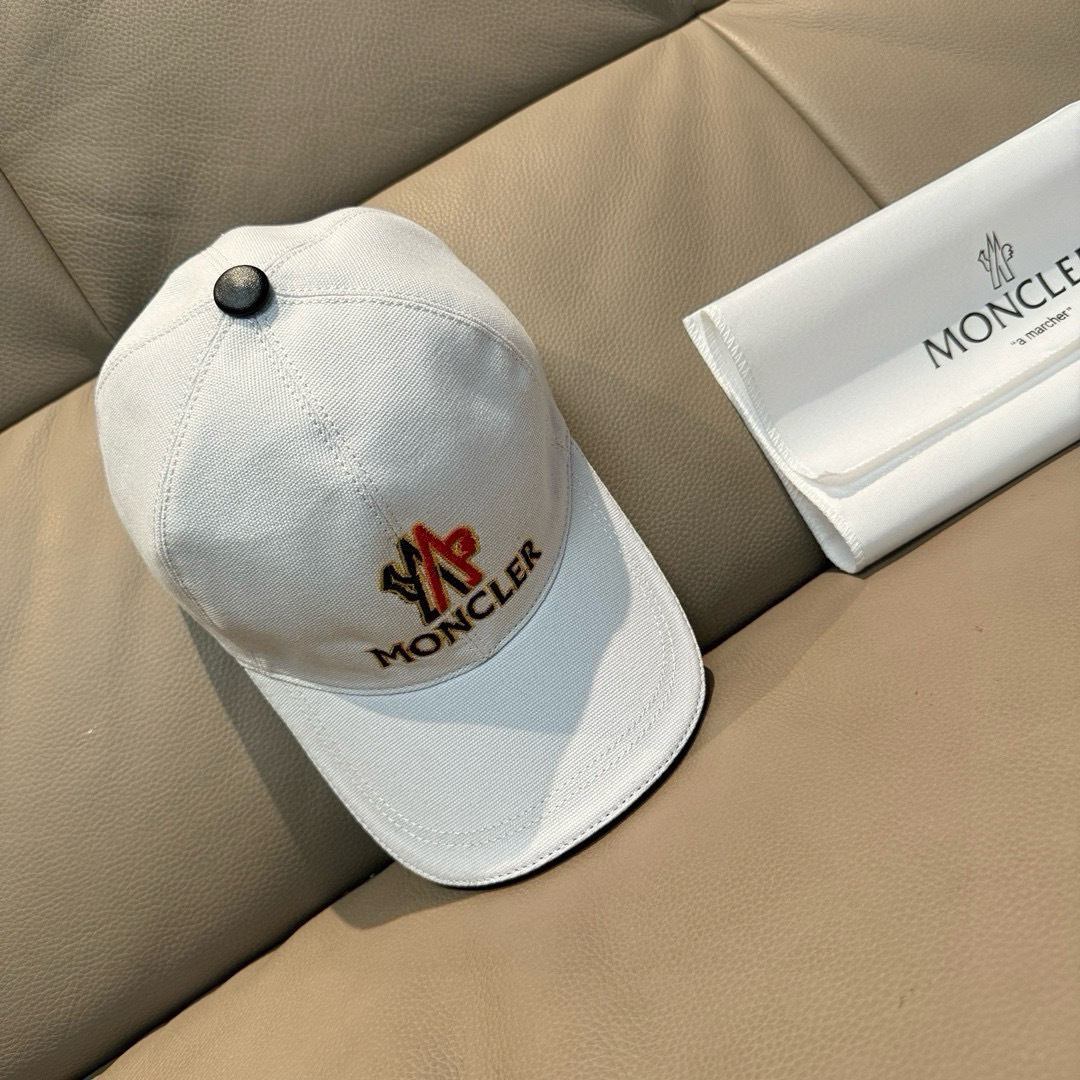Moncler hat