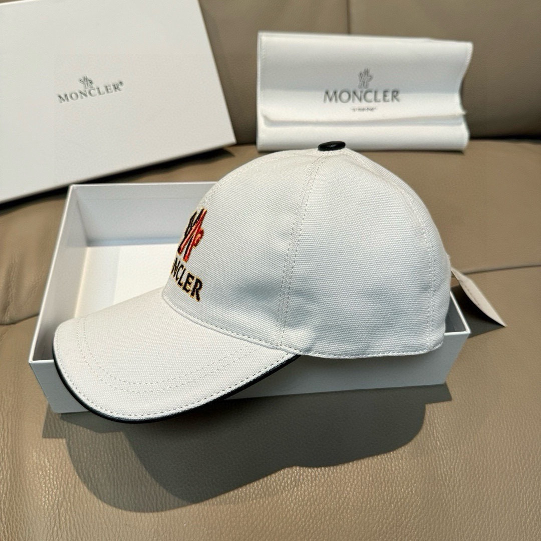 Moncler hat
