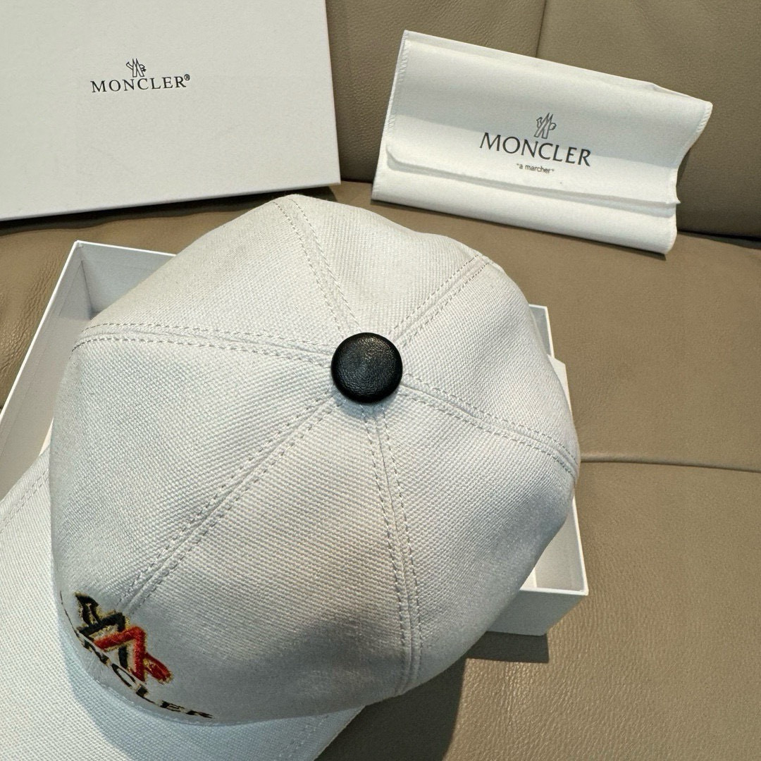 Moncler hat