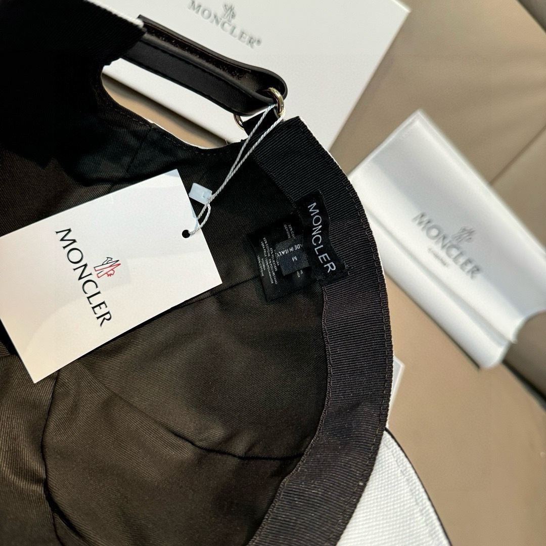 Moncler hat