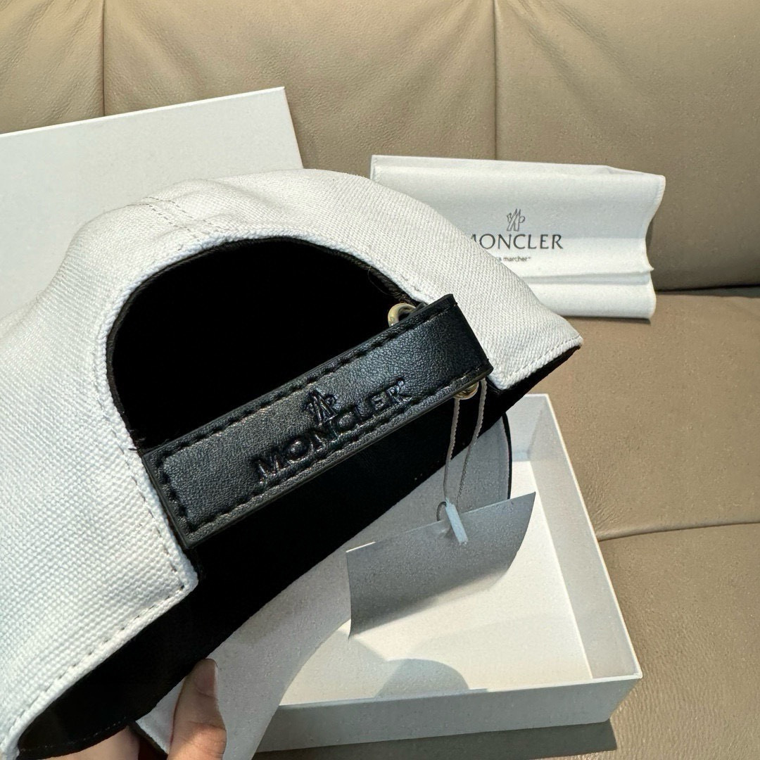 Moncler hat