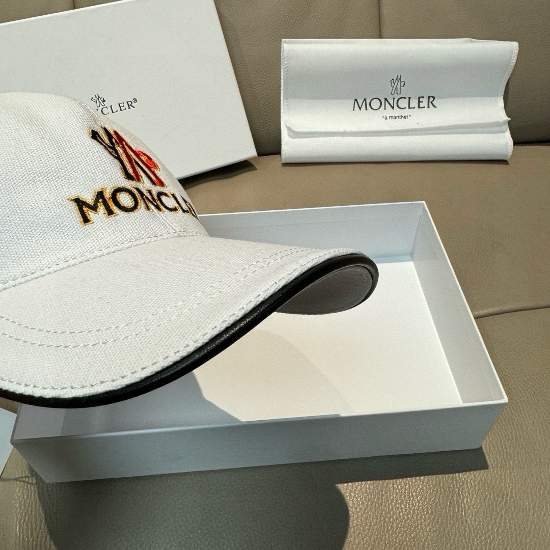 Moncler hat