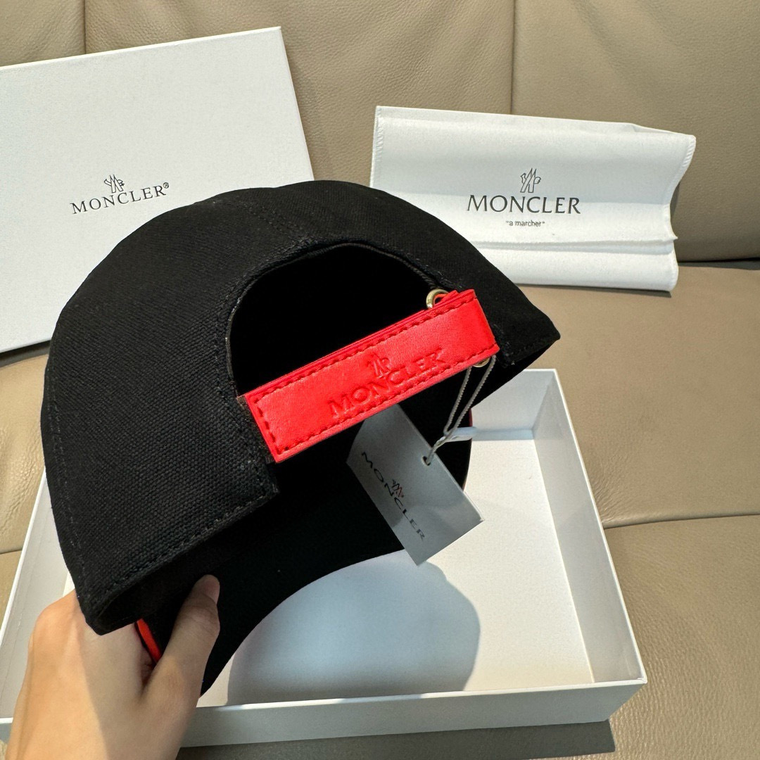 Moncler hat