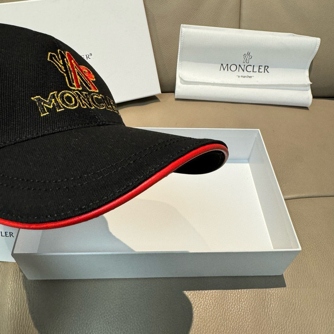 Moncler hat