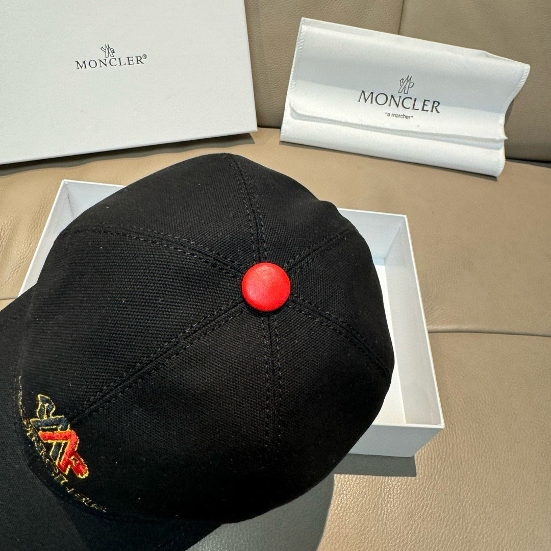 Moncler hat