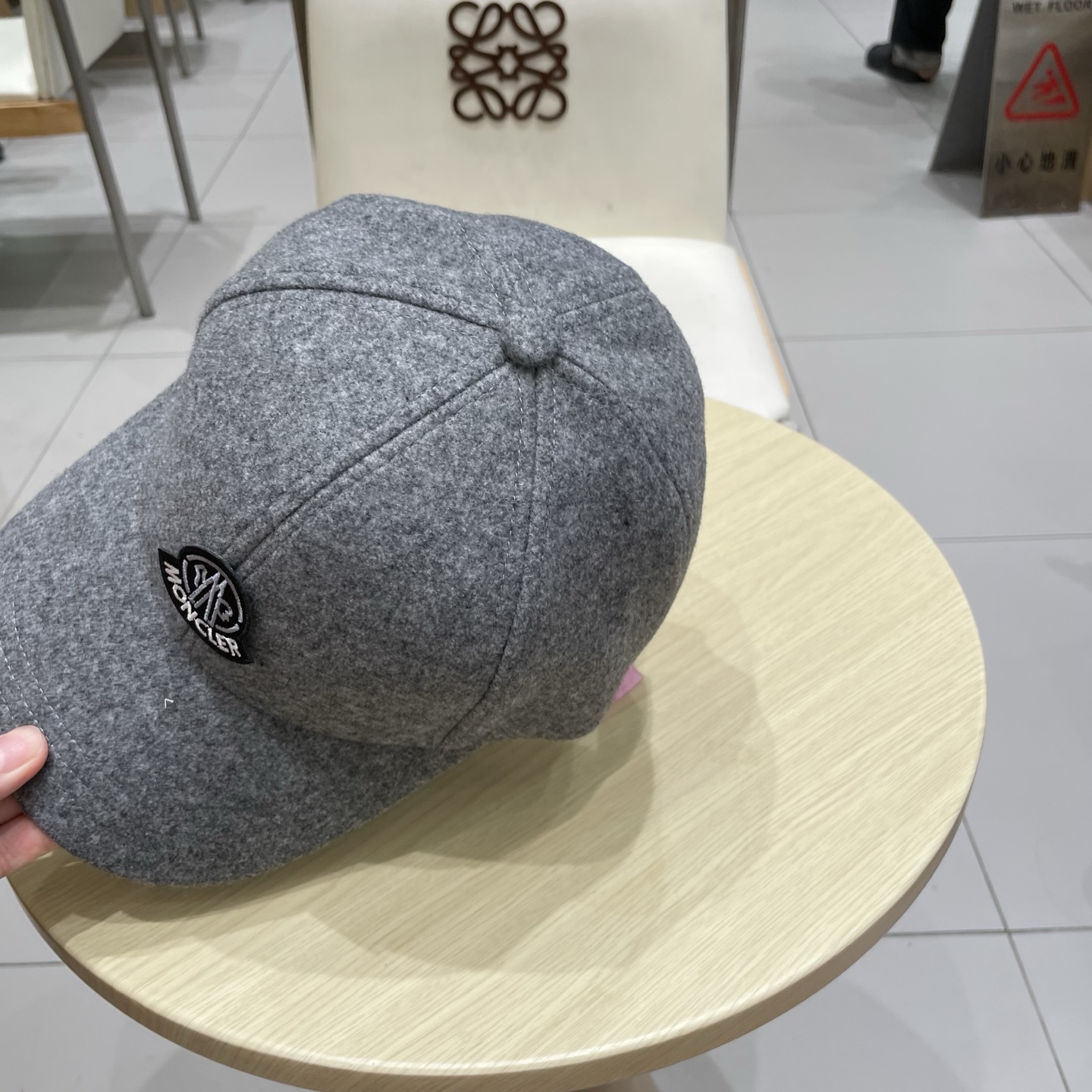 Moncler hat