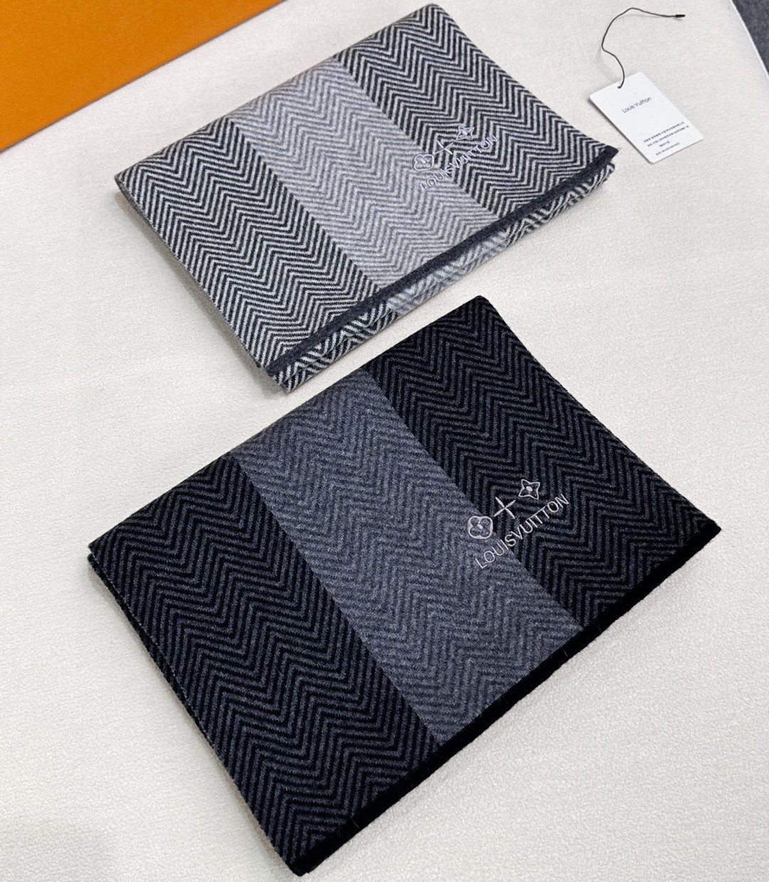 LV scarf