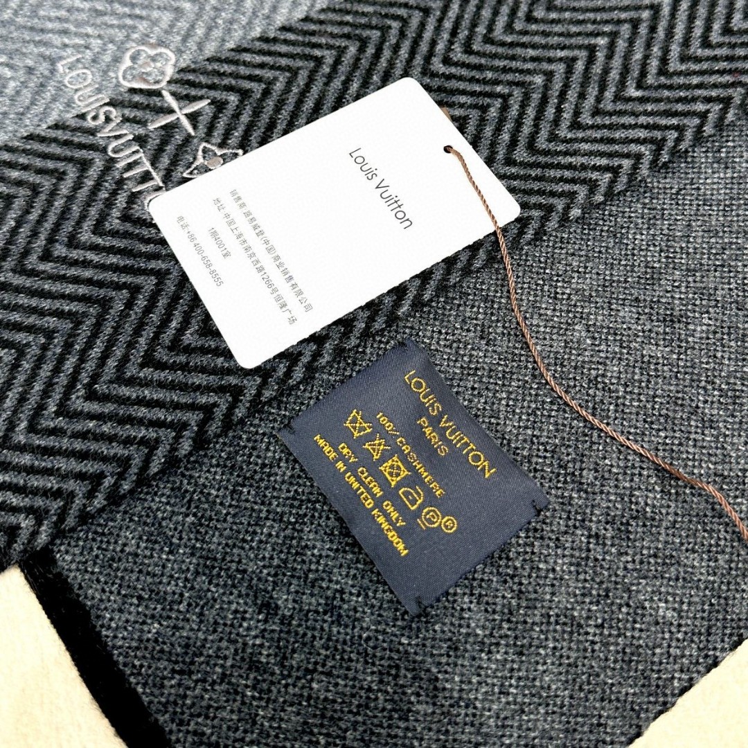 LV scarf