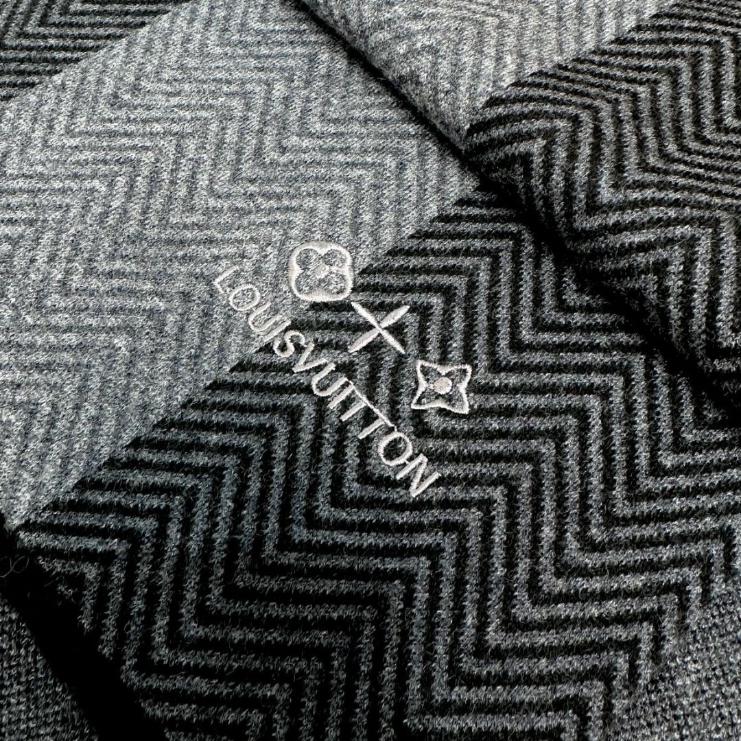 LV scarf