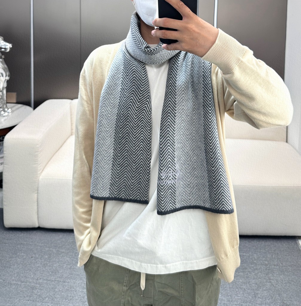 LV scarf