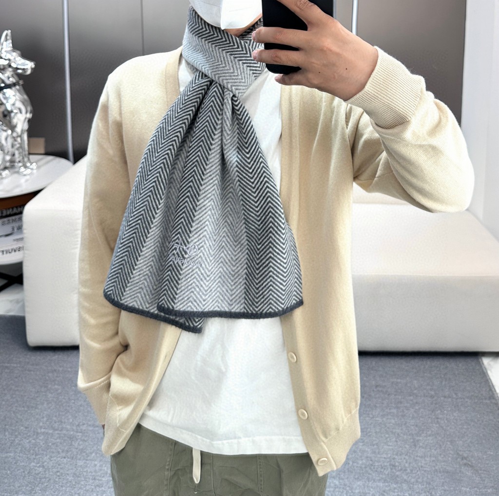 LV scarf