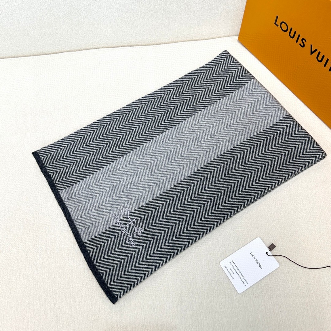 LV scarf