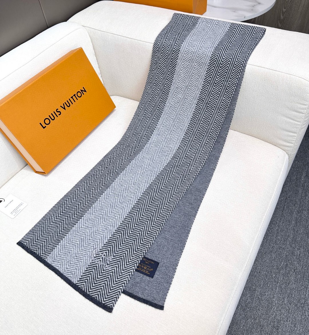 LV scarf