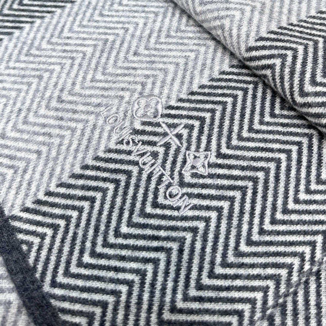 LV scarf