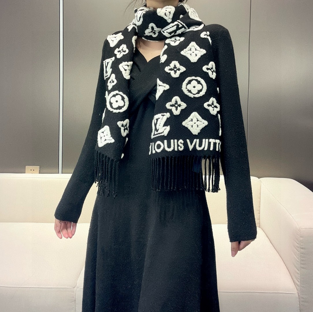 LV scarf
