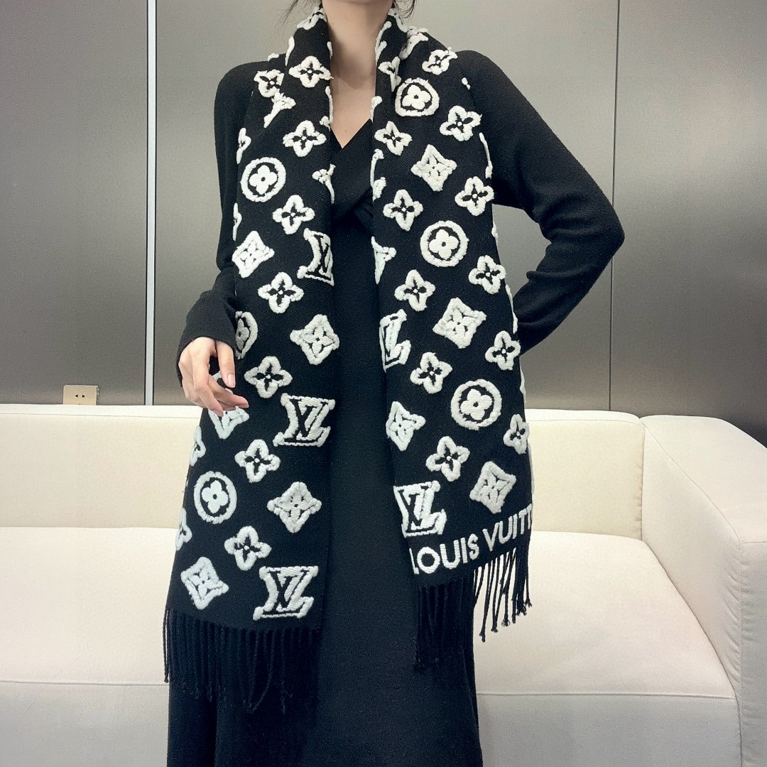 LV scarf