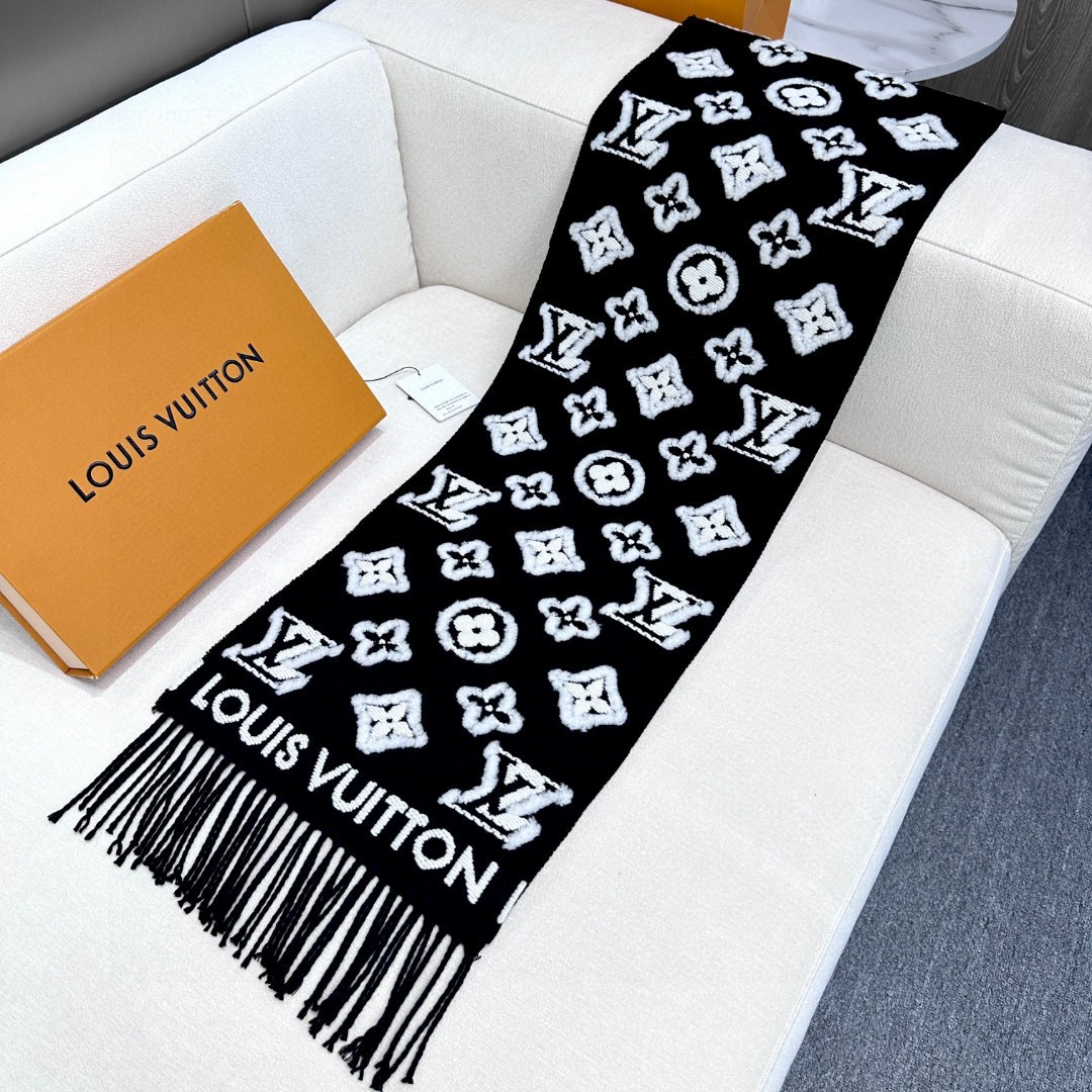 LV scarf
