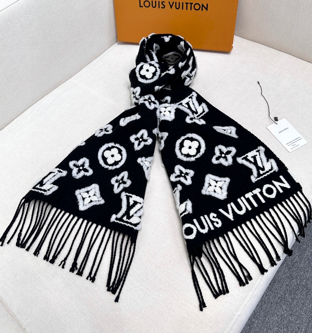 LV scarf