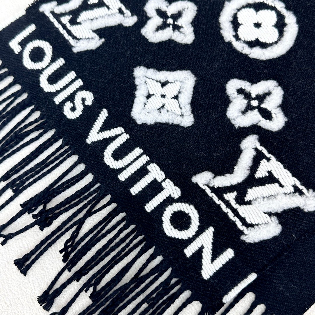 LV scarf