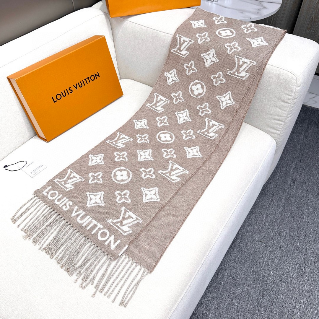 LV scarf