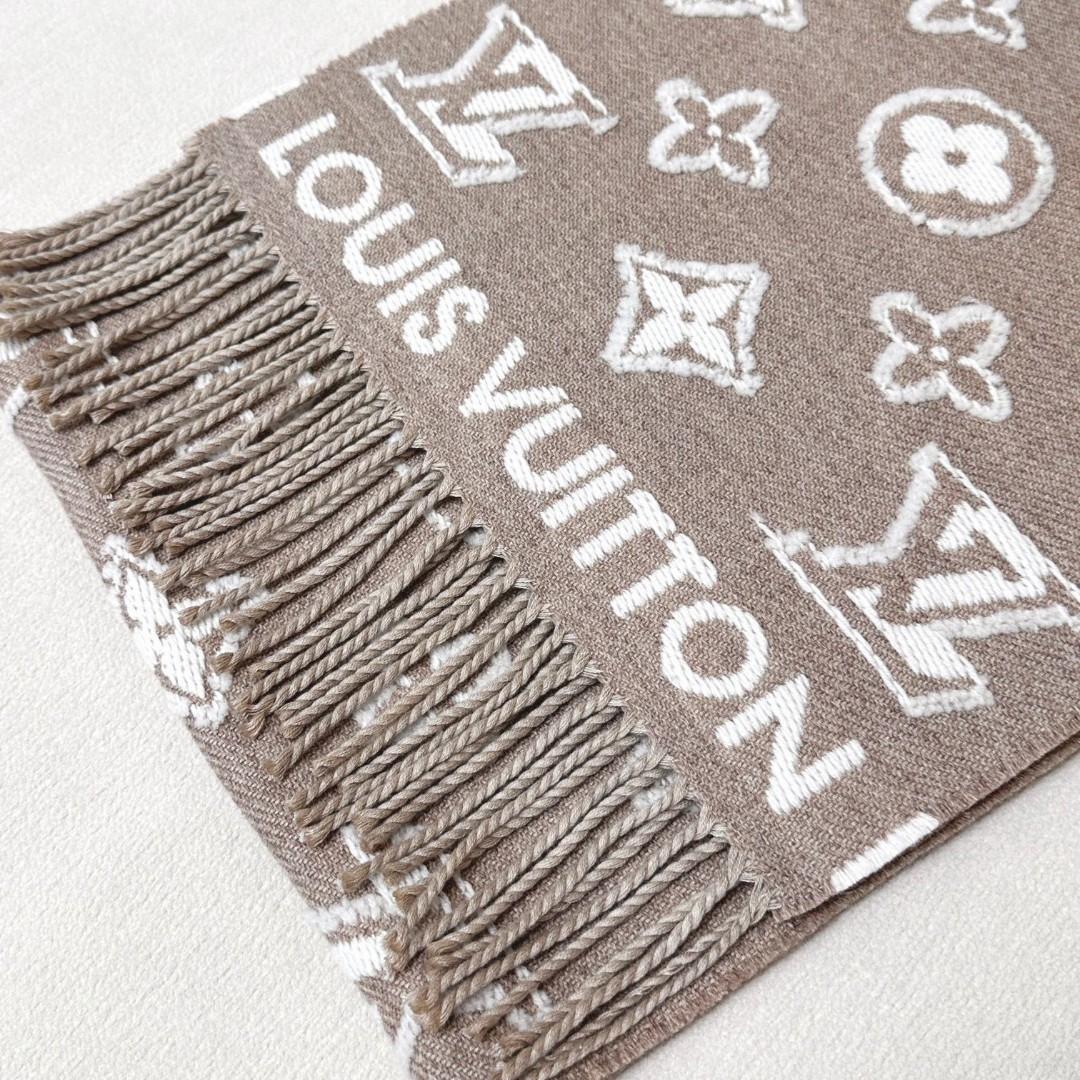 LV scarf