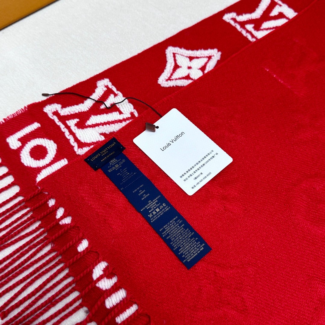 LV scarf