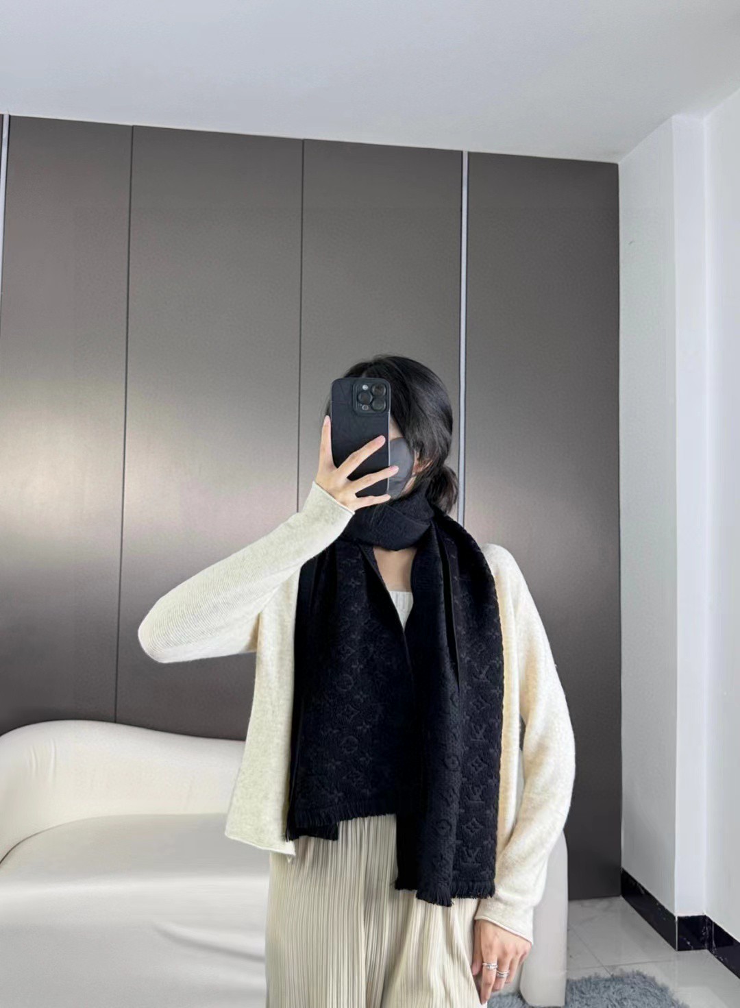 LV scarf