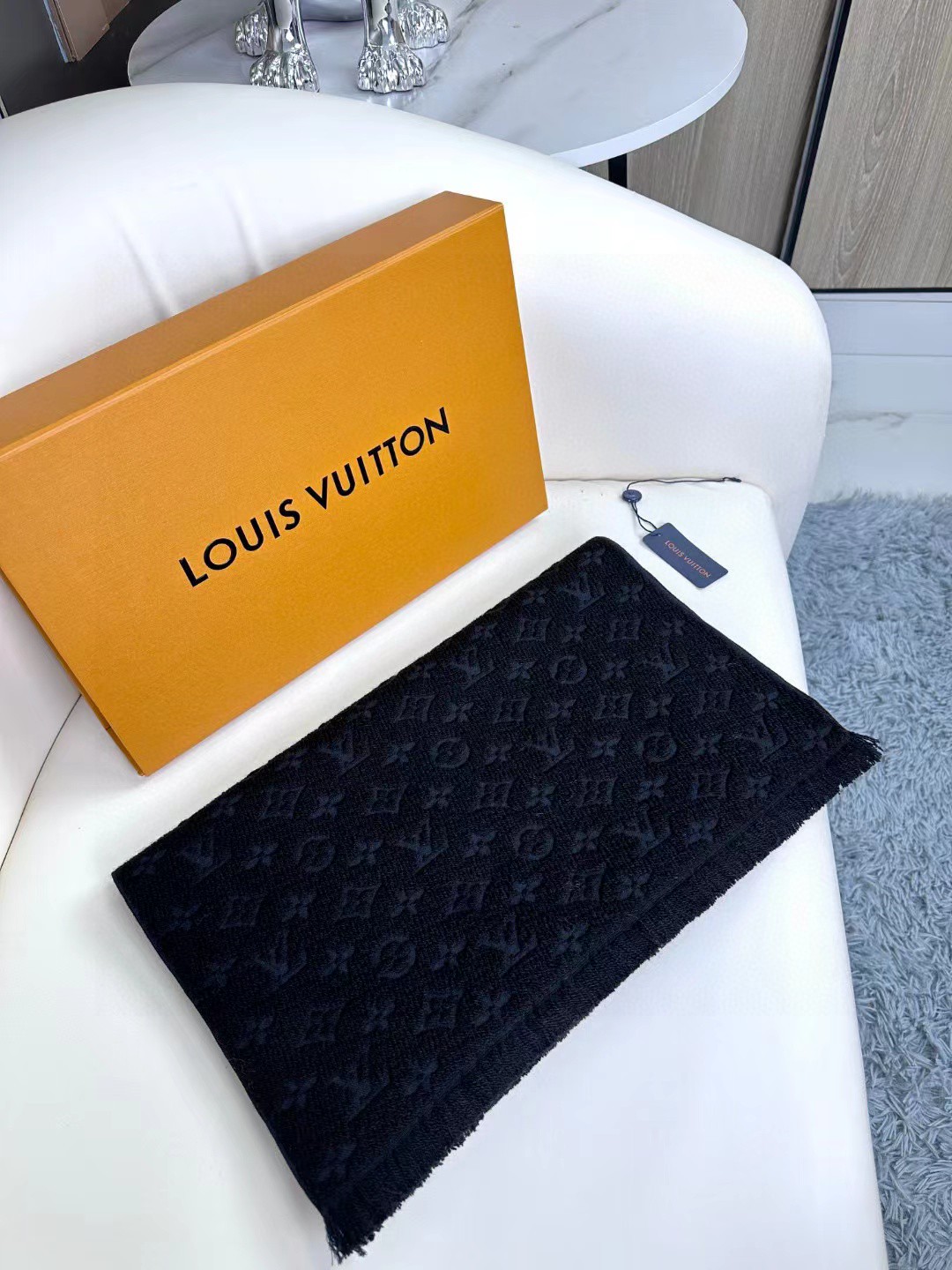 LV scarf