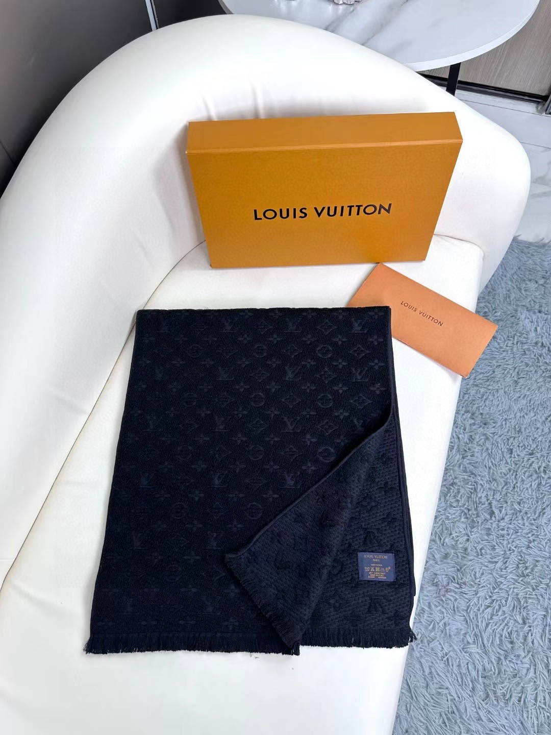 LV scarf