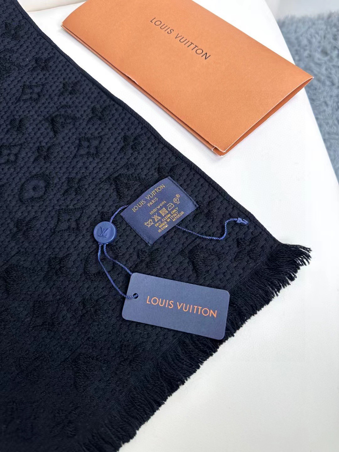 LV scarf