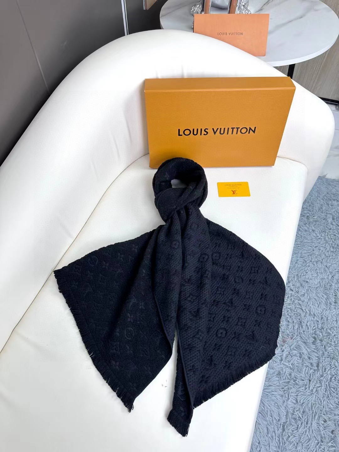 LV scarf