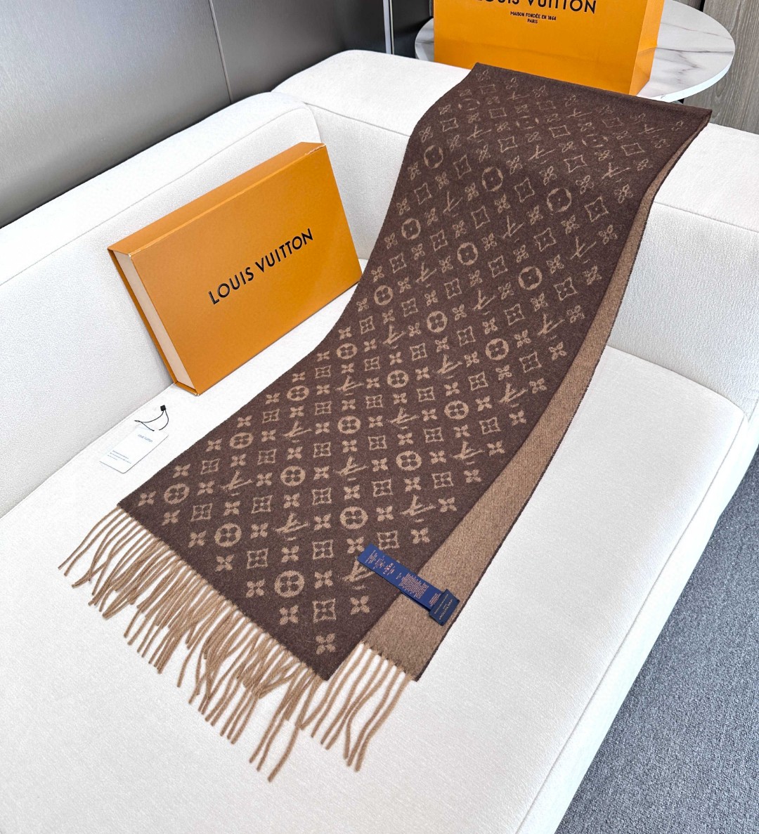 LV scarf