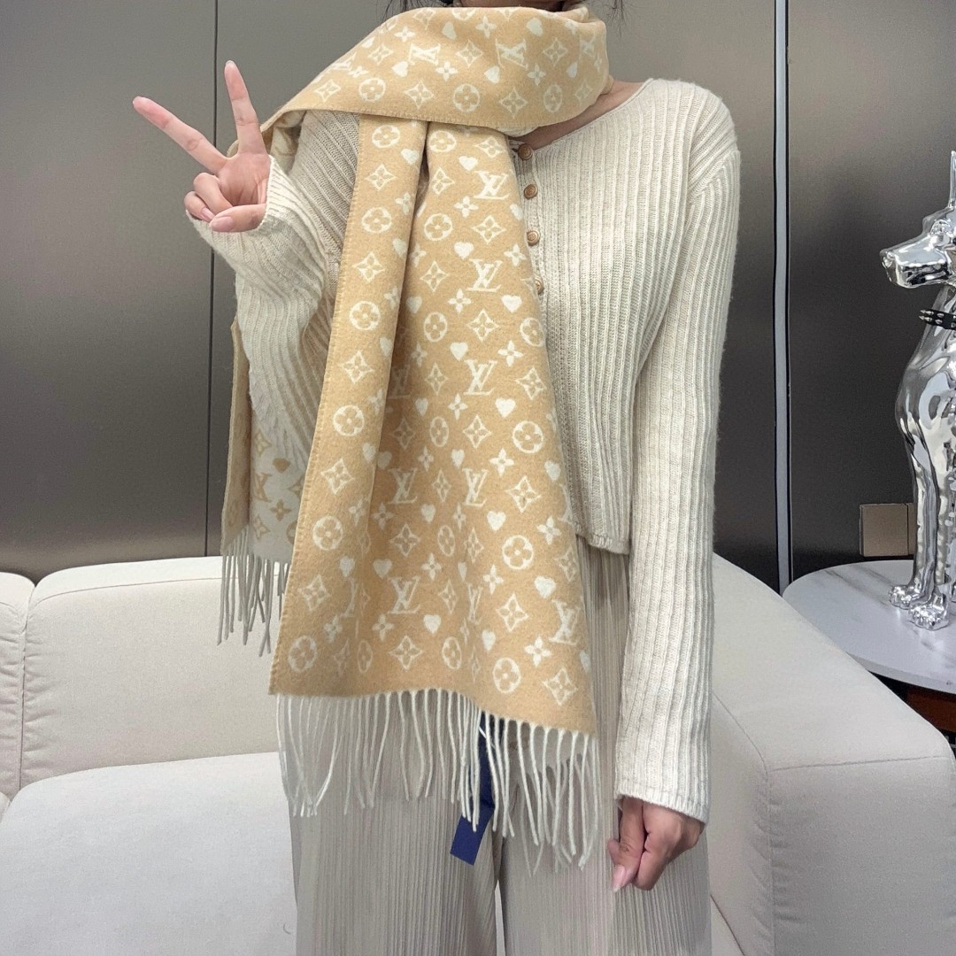 LV scarf