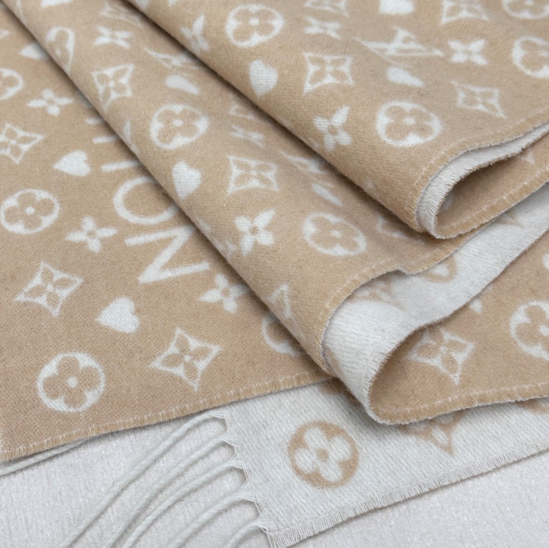 LV scarf
