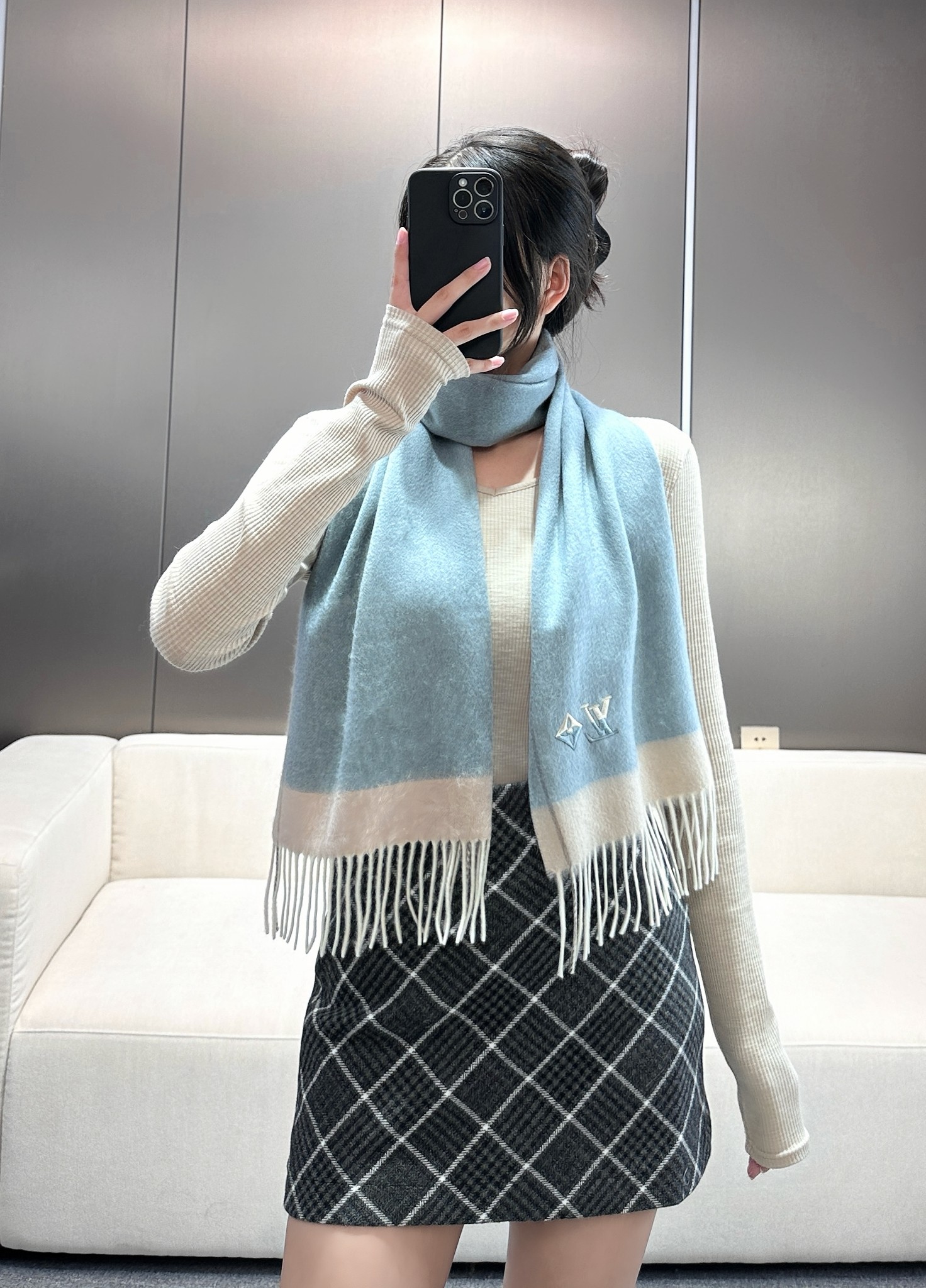 LV scarf