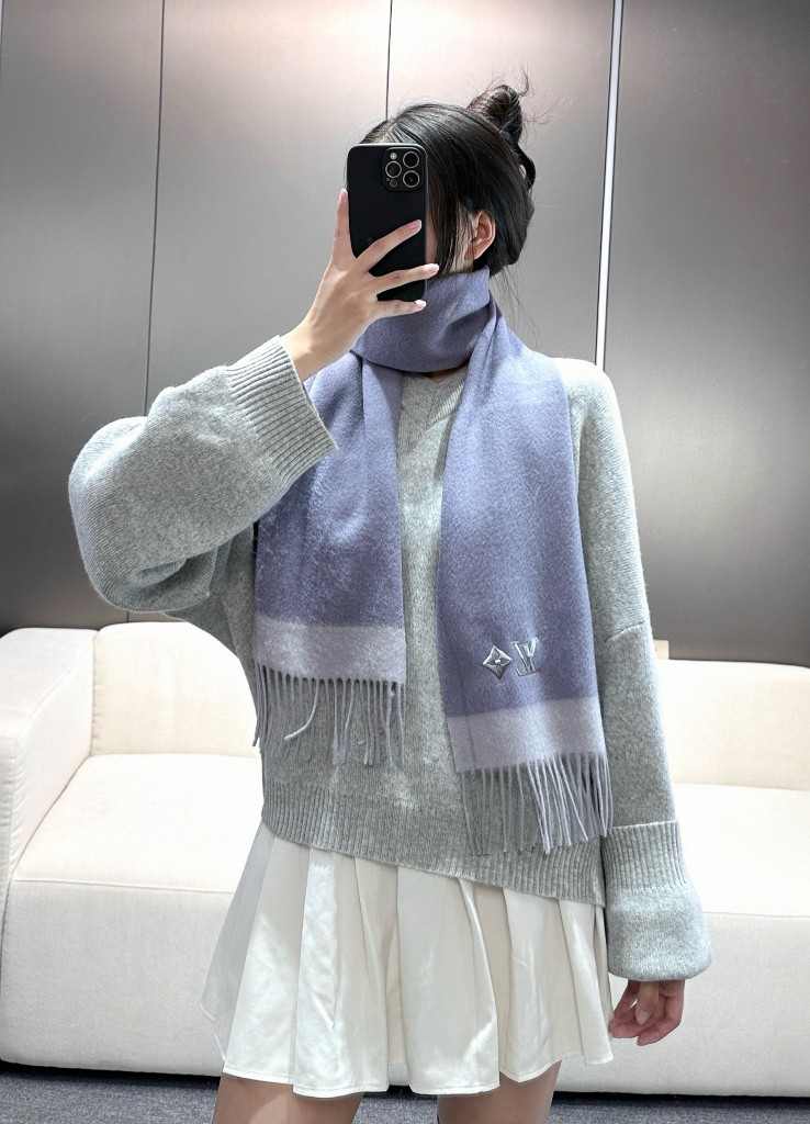 LV scarf