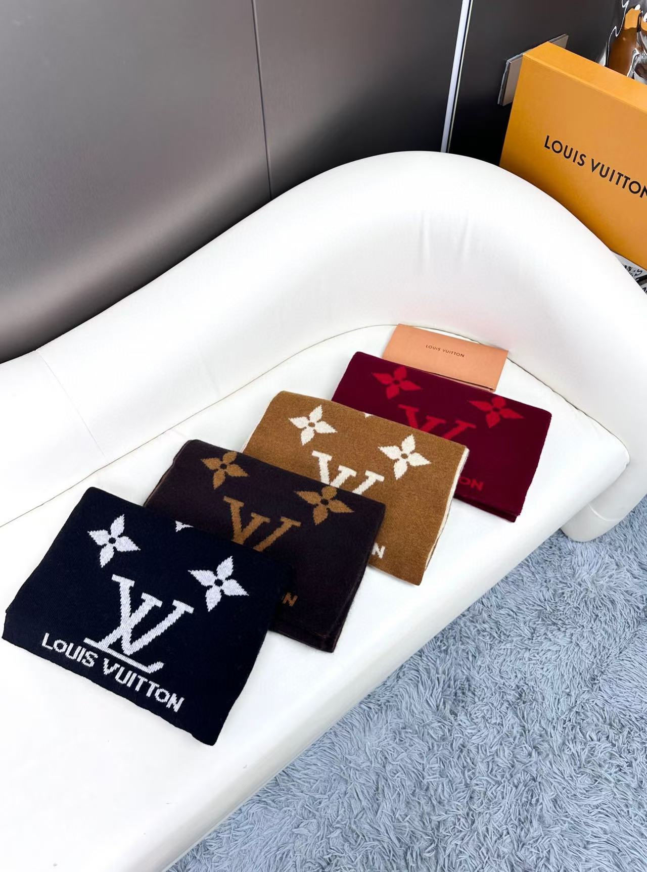 LV scarf