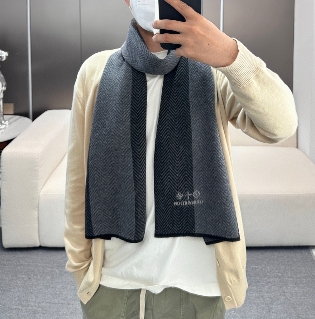 LV scarf
