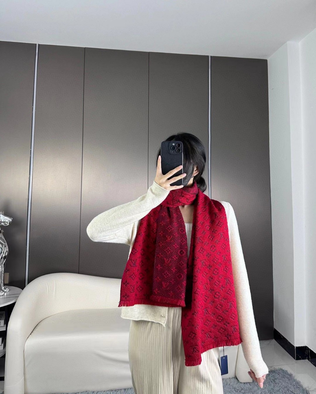 LV scarf
