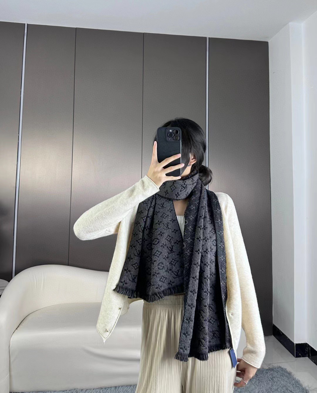 LV scarf