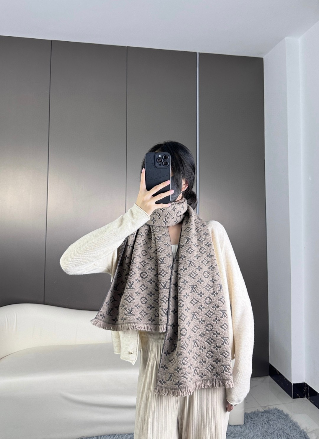 LV scarf