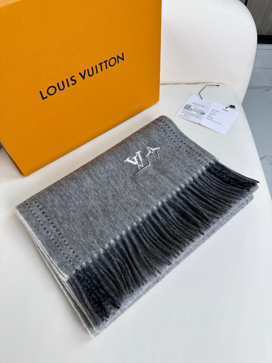 LV scarf