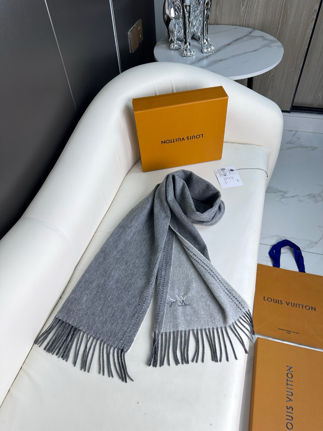 LV scarf