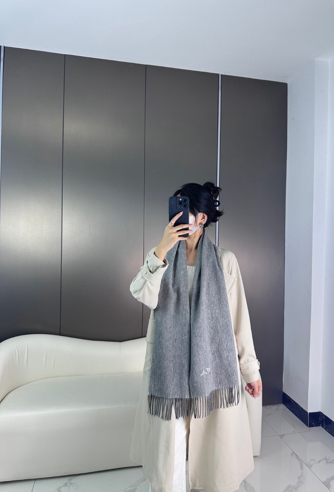 LV scarf